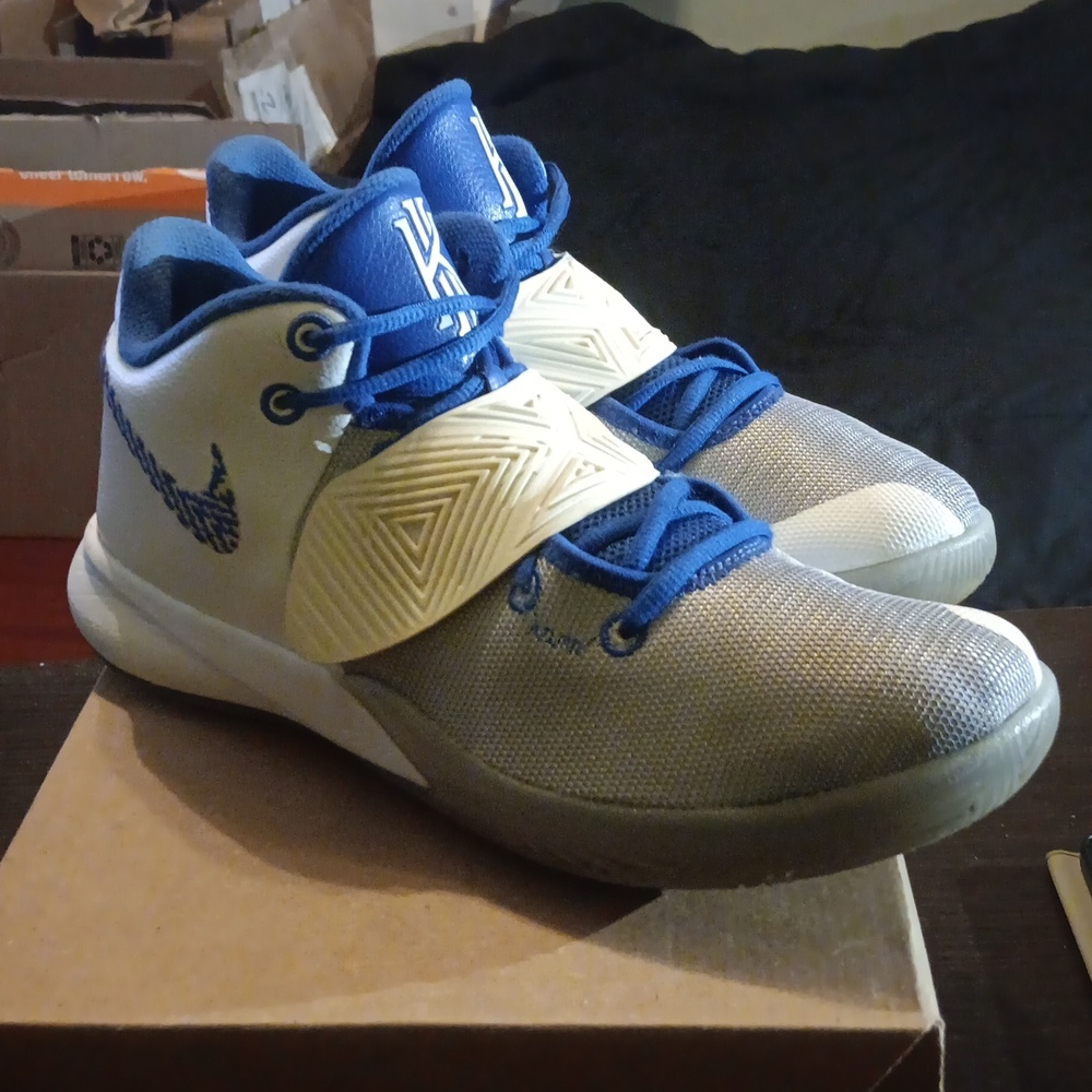 Nike Kyrie Irving Flytrap3 (2020) White Varsity Royal  SZ 11 EUC - Picture 2 of 9
